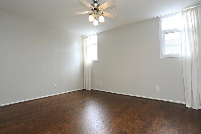 Building Photo - 5236 Memorial Dr
