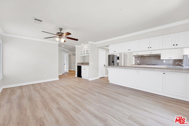 Building Photo - 5532 Angelus Ave