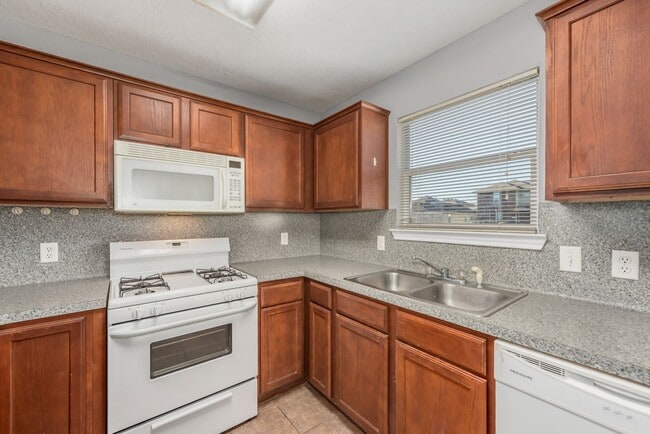 Building Photo - August 2026 Pre-Lease! Fantastic 4 Bed, 3 Bath Near Campus!