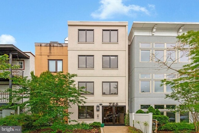 Building Photo - 756 Park Rd NW
