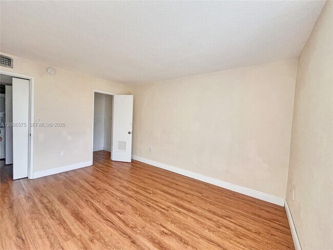 Building Photo - 8870 Fontainebleau Blvd