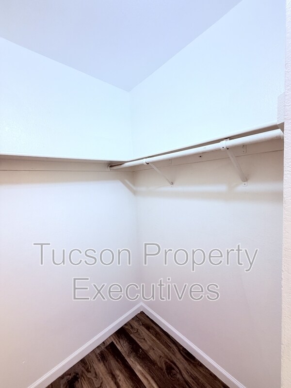 Building Photo - 3810 E Monte Vista Dr