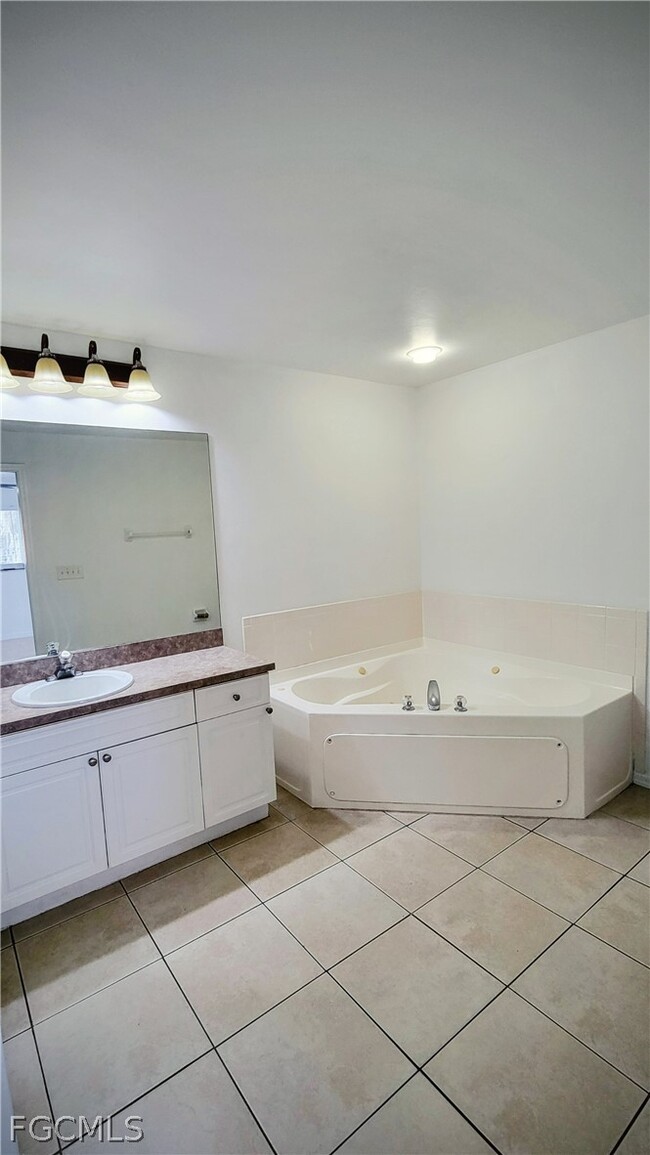 Building Photo - 718 Altair Ave