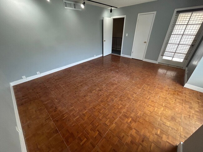 Building Photo - SPACIOUS 2 BEDROOM TOWNHOME IN LAS VEGAS COUNTRY CLUB