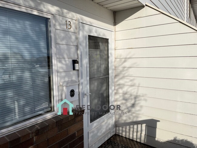 Building Photo - 3 bedroom Condo in ideal location