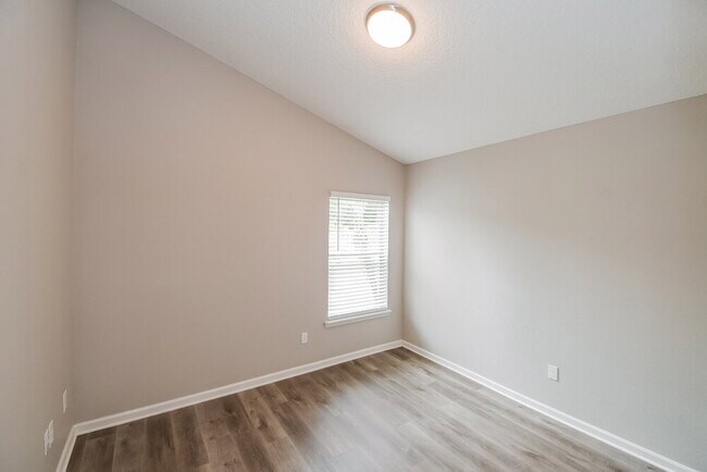 Building Photo - 1844 Lake Forest Ln