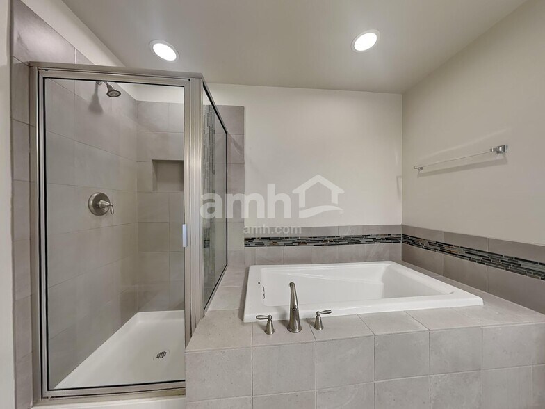 Building Photo - 2741 Link Ave