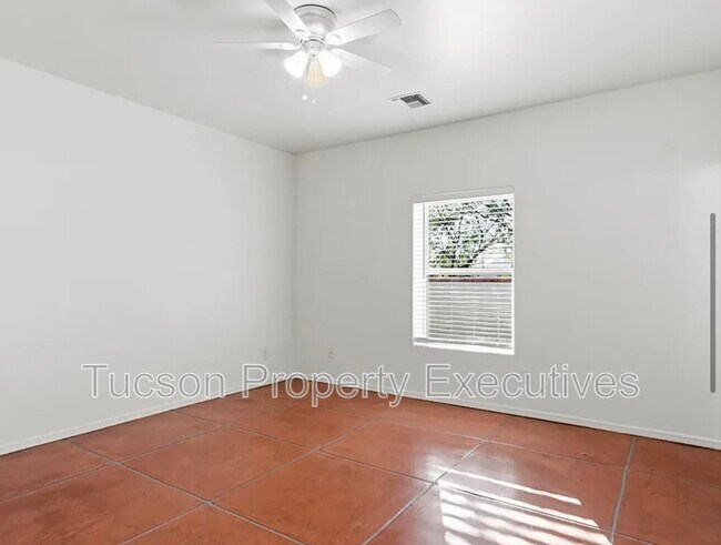 Building Photo - 324 W 23rd St