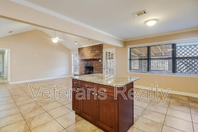 Building Photo - 2135 Baywood Dr