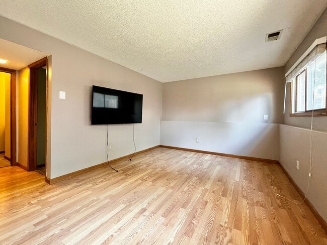 Building Photo - Fantastic 3-Bed, 2-Bath Home in Great Love...