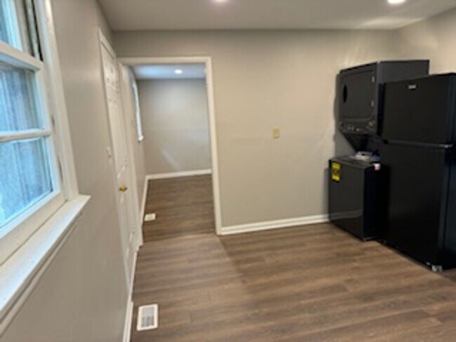 Building Photo - Newly Renovated Unit!