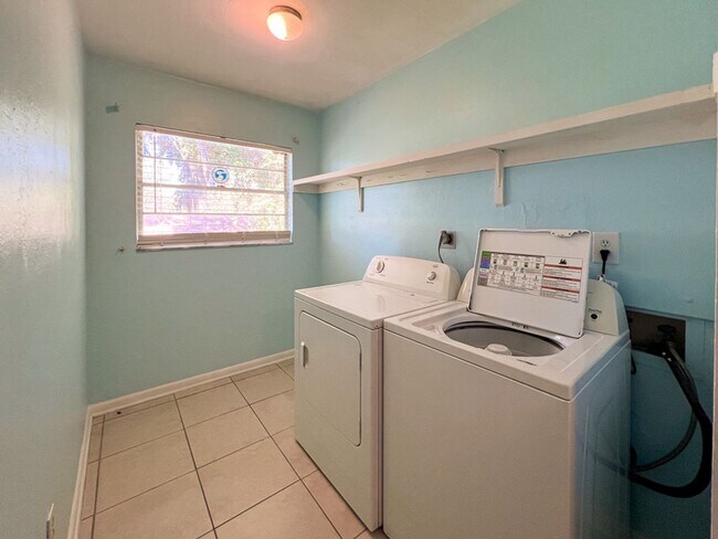 Building Photo - 2BR/1BA Flat Biking/Walking Distance to UF...