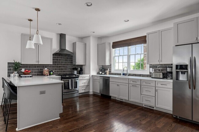 Building Photo - 1015D 12th Ave S