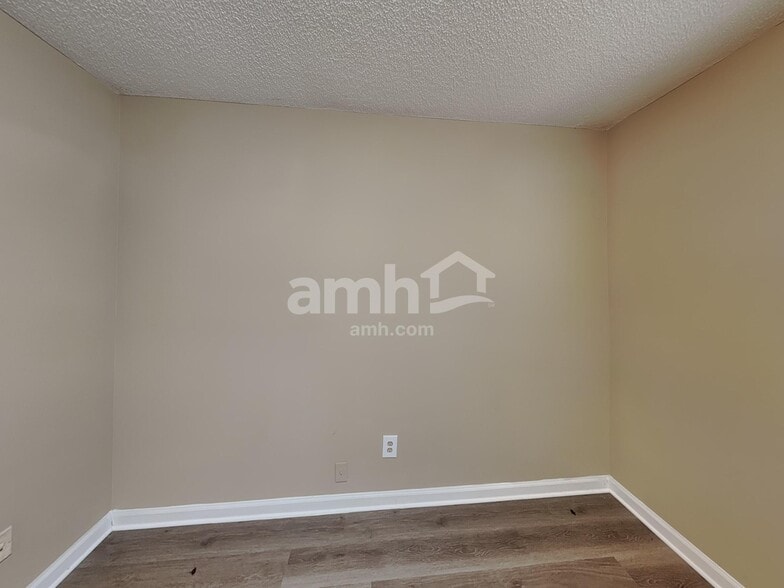 Building Photo - 2075 Reserve Pky