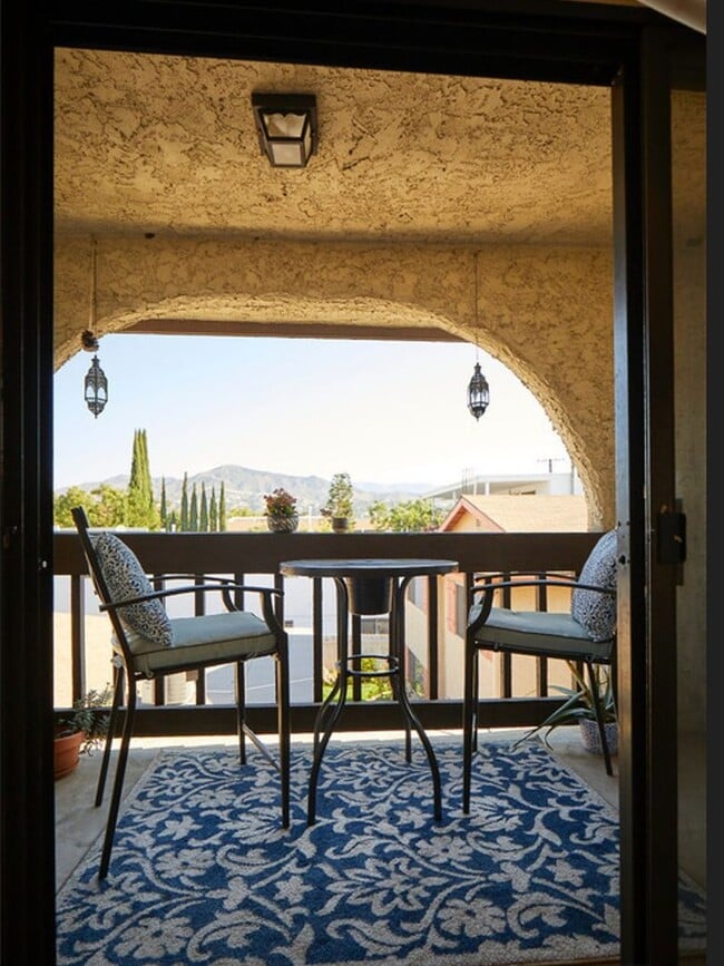 Building Photo - Amazing Spacious 2 Bedroom Condo in the He...