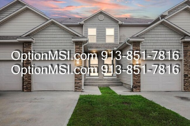 Building Photo - Townhome available in Piper schools