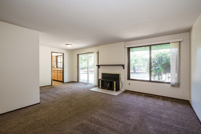 Building Photo - GREAT LOCATION!!! Single Level 3 bedroom 2...