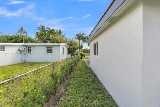 Building Photo - 5520 SW 91 Ave