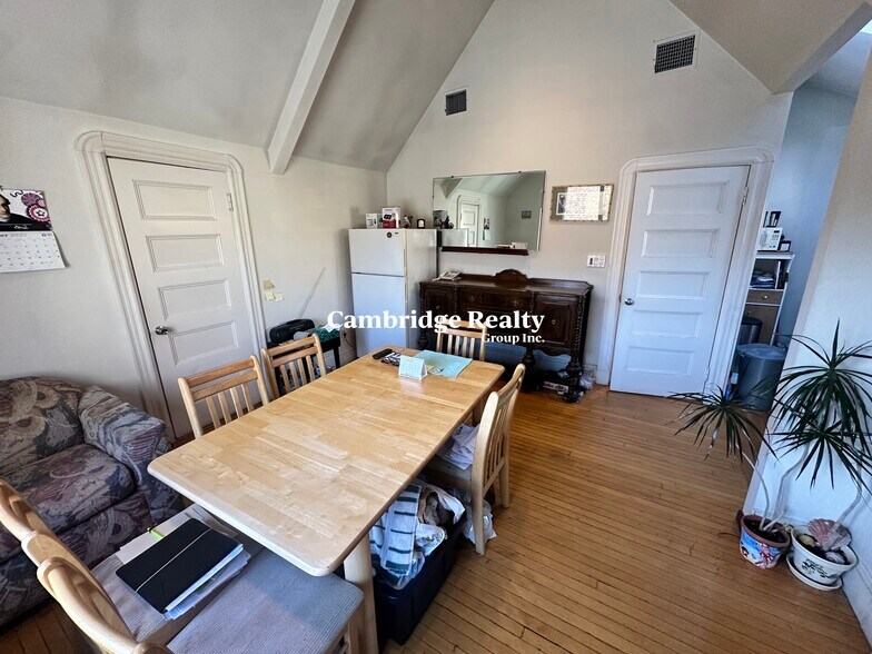 Building Photo - 147 Willow Ave