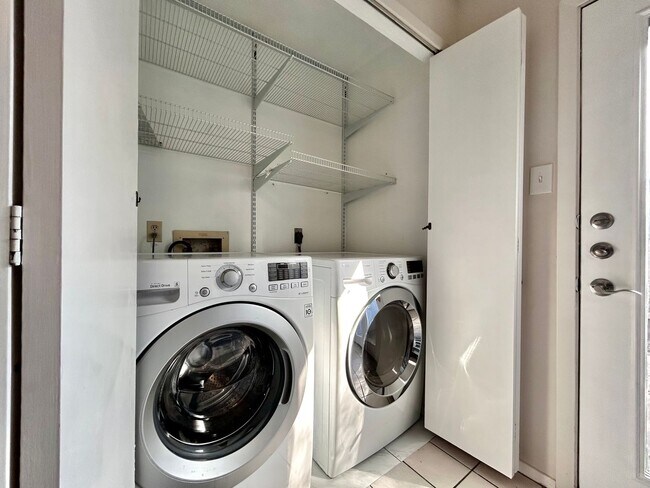 Building Photo - Stylish 2 Bedroom, 1.5 Bath Home with High Ceilings