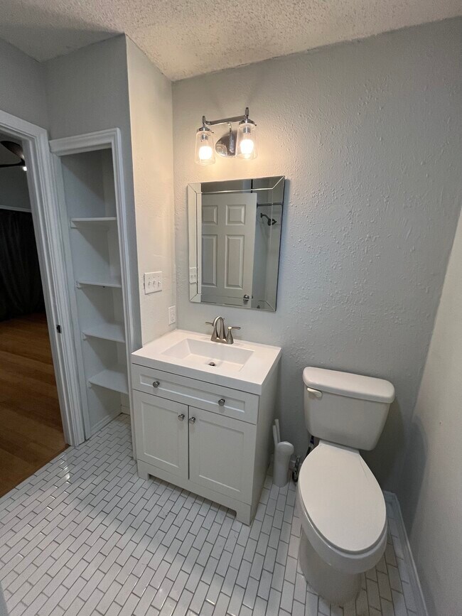 Building Photo - 1904 E 10th St