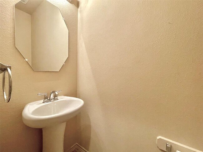 Building Photo - 18215 Amalfi Coast Dr