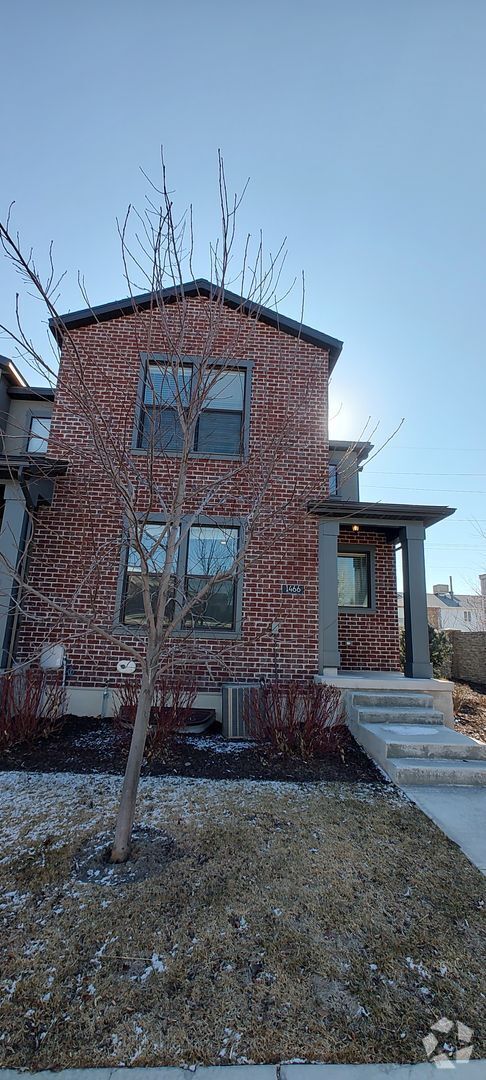 Building Photo - Absolutely GORGEOUS Townhouse!!!