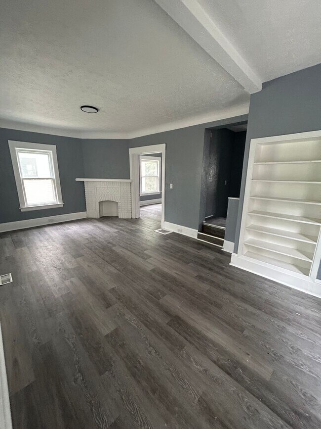 Building Photo - SECTION 8 and EDEN Accepted! Newly renovat...