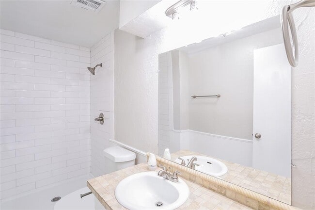 Building Photo - 445 Larkspur Ct