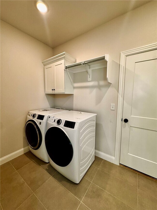 Building Photo - 6747 Winterwood Ave