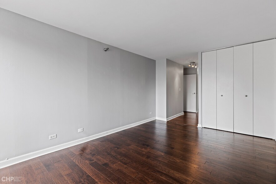 Master Bedroom - 70 W Huron St