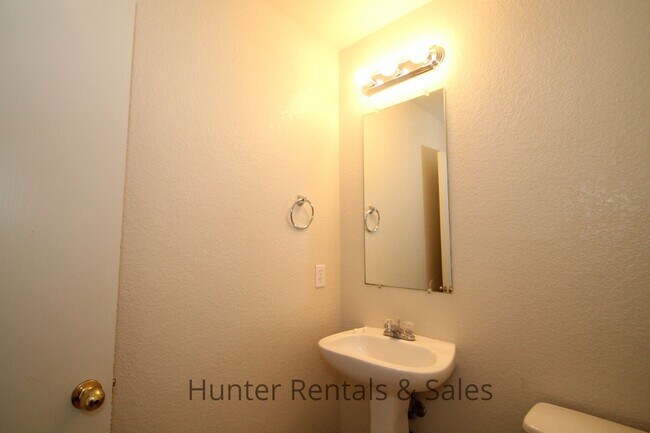 Building Photo - Small Town Living!