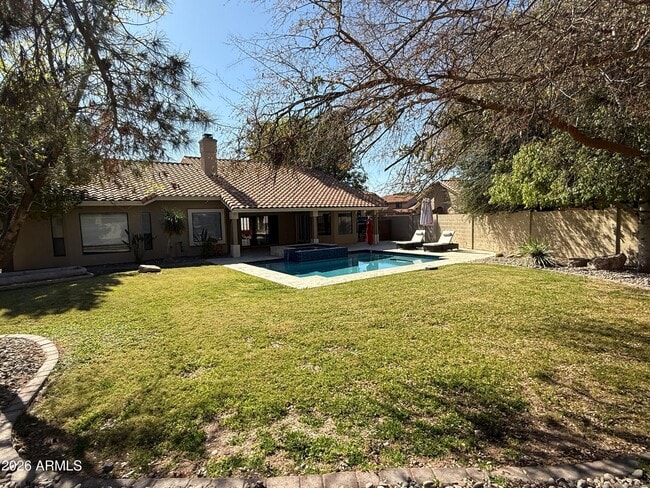 Building Photo - 902 W Sherri Dr