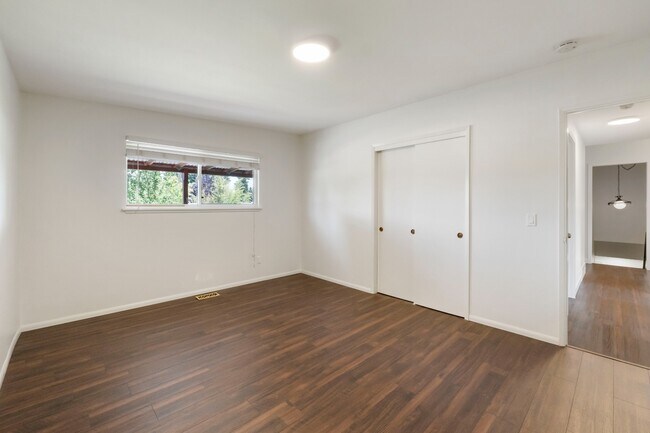 Building Photo - Spacious 5 Bedroom with Huge yard and 3 fireplaces