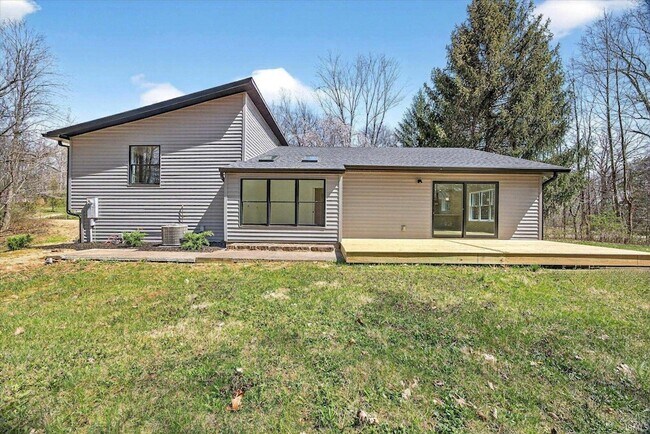 Building Photo - 4620 S Woodbine Dr