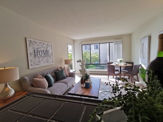 Building Photo - One Bedroom Condo Available in Watergate C...