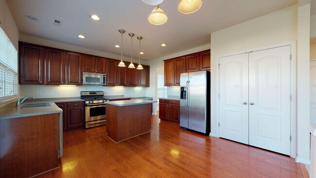 Building Photo - Beautiful 4 Bedroom Home in the vibrant city of Raleigh!