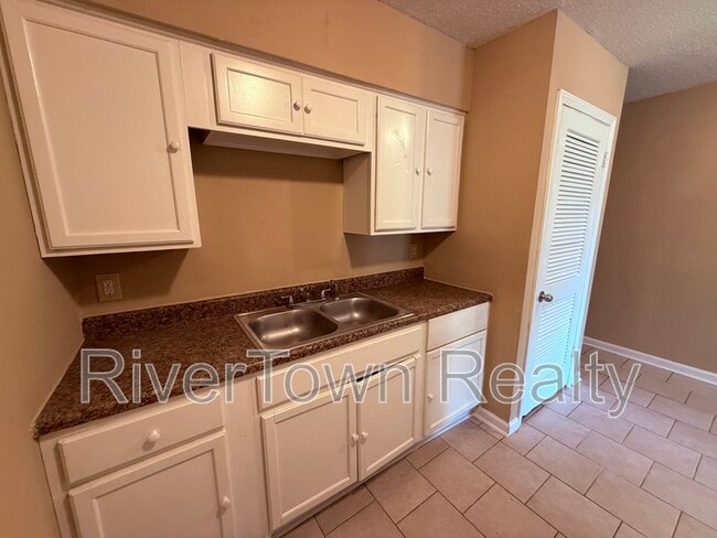 Building Photo - 677 N Holmes St