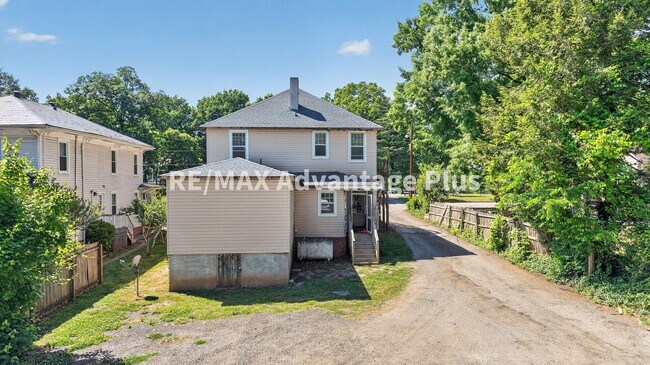 Building Photo - 106 Grove St
