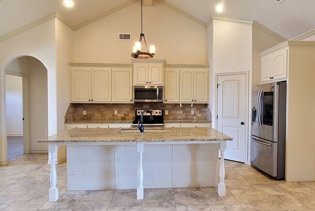 Building Photo - SPACIOUS 3/2/2 HOME CLOSE TO THE MEDICAL DISTRICT AND TEXAS TECH