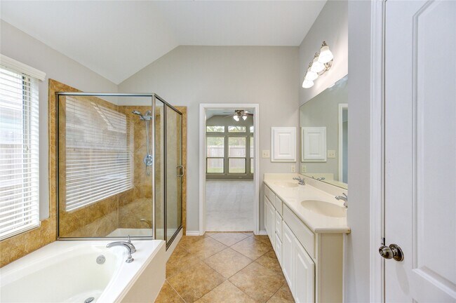 Building Photo - 5615 Stoneridge Ct