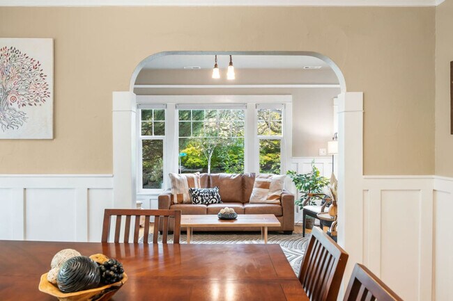 Building Photo - 720 NE 47th St