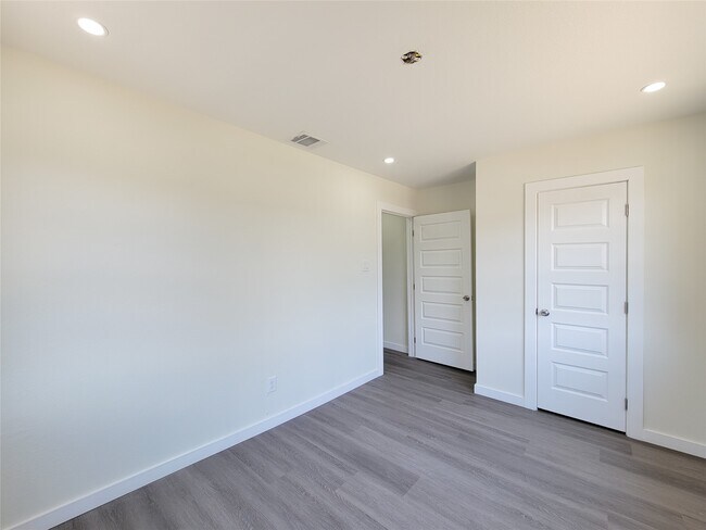 Building Photo - 5217 Hershe St
