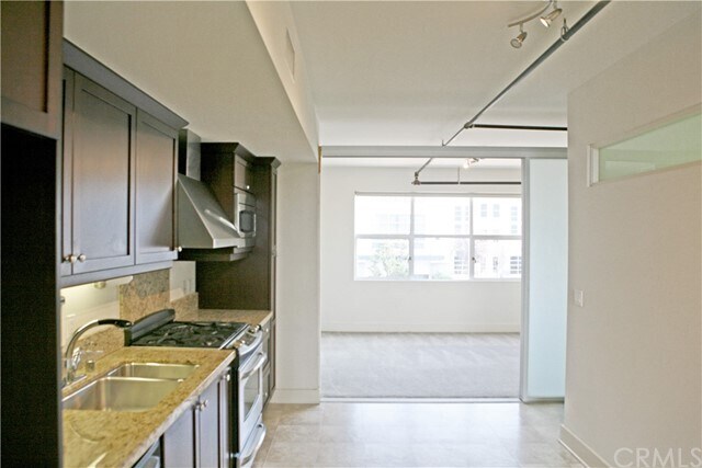 Building Photo - 940 E Civic Center Dr