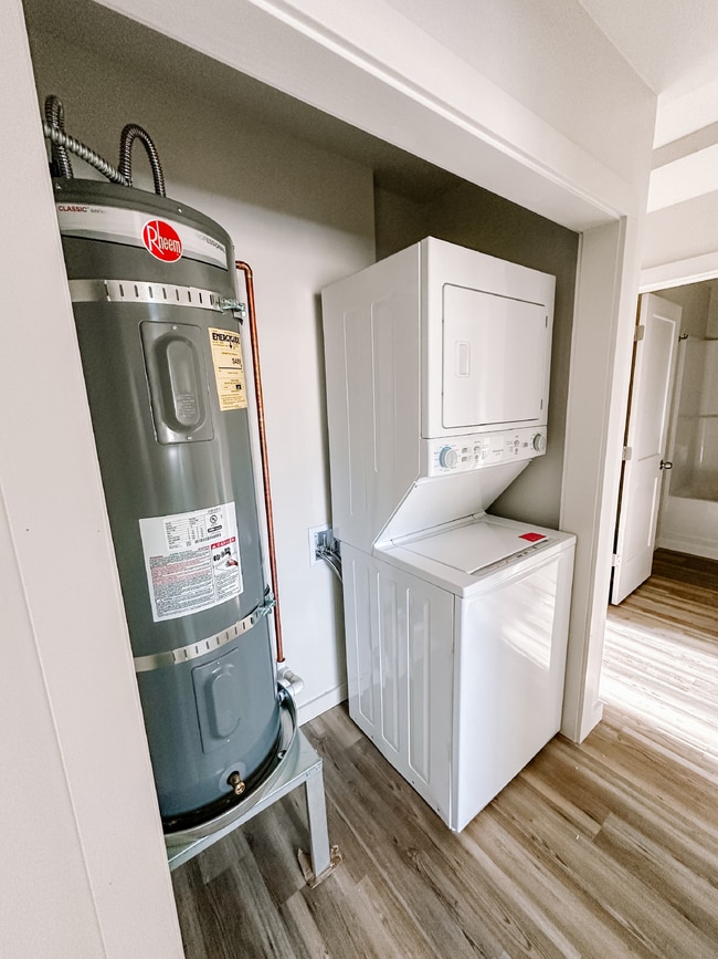 Building Photo - Newer Duplex for Rent Between Twin Bridges and Sheridan!