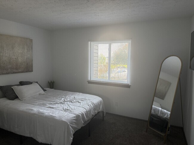 Building Photo - 2506 S 72nd Ct