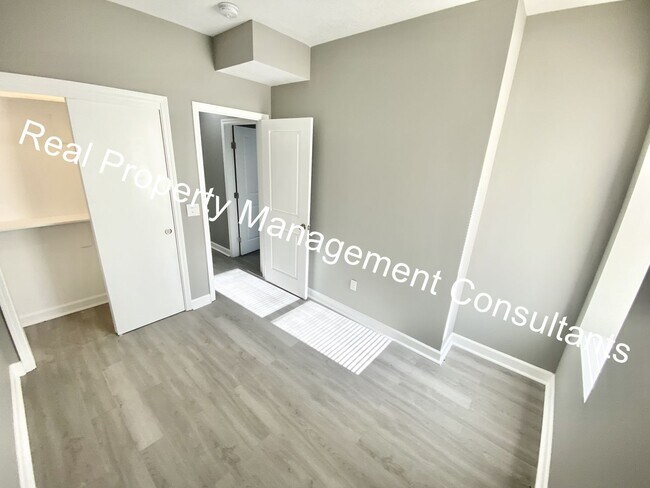 Building Photo - 3 Bedroom 2 Bath Home