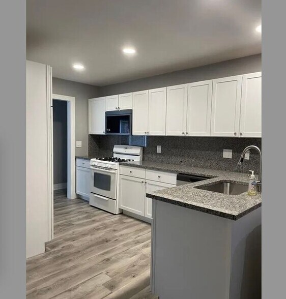 Building Photo - 5975 Beaufort Dr