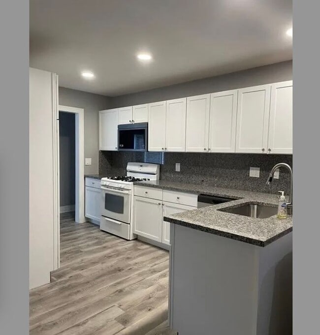 Building Photo - 5975 Beaufort Dr