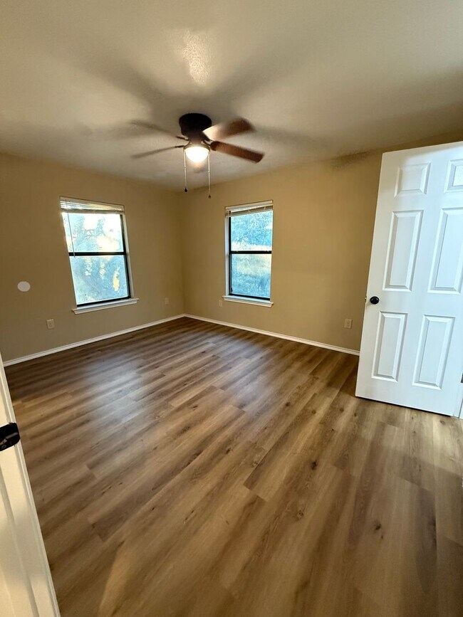 Building Photo - NEW ON MARKET